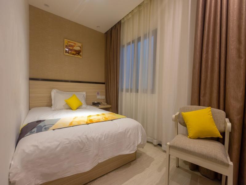Hotel Shell Oriental Pearl Tower Century Avenue Metro Station