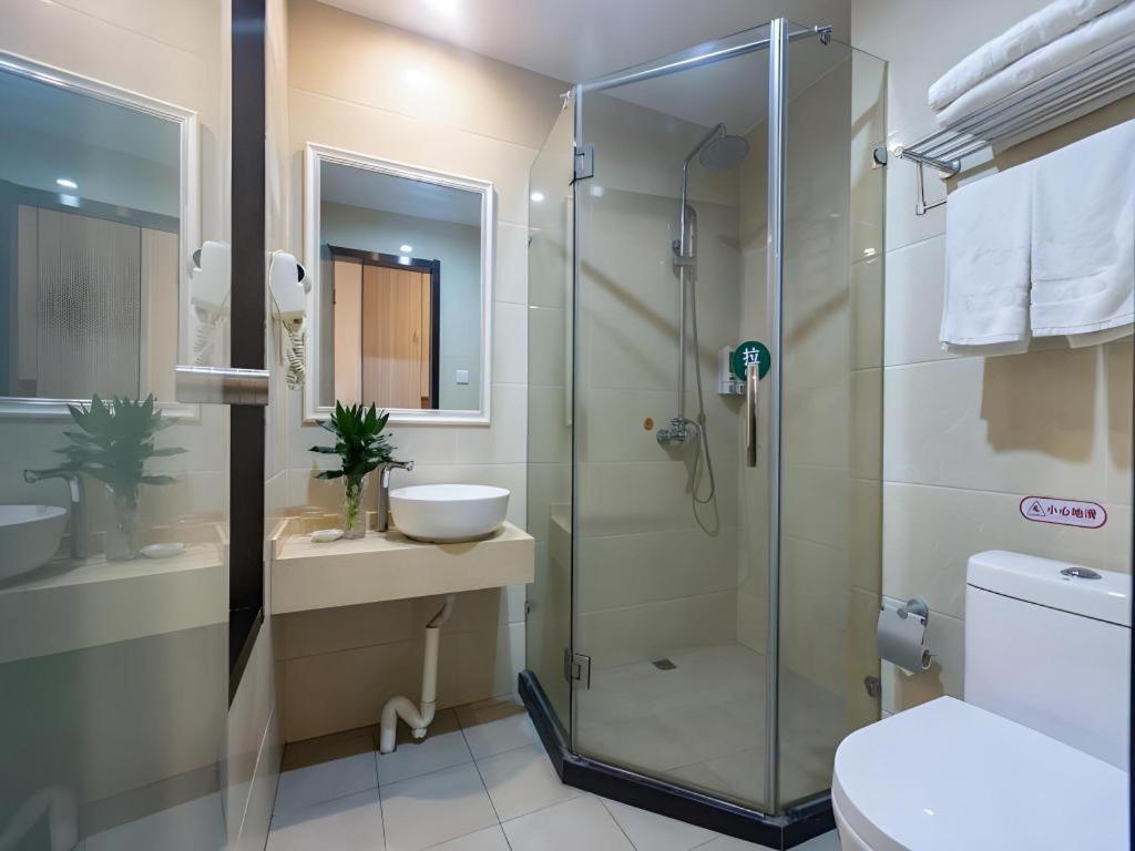 Hotel Shell Oriental Pearl Tower Century Avenue Metro Station 2*