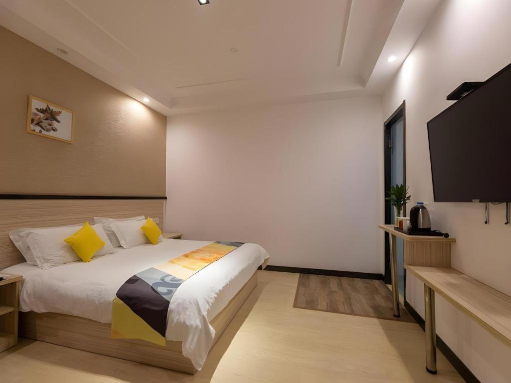 Hotel Shell Oriental Pearl Tower Century Avenue Metro Station