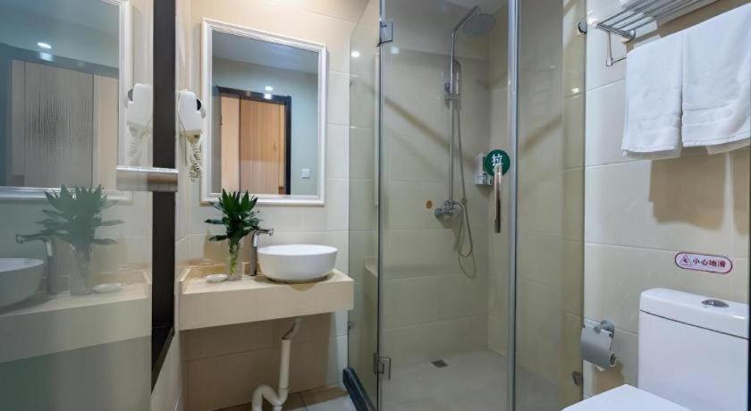 Shell Oriental Pearl Tower Century Avenue Metro Station Hotel 2*