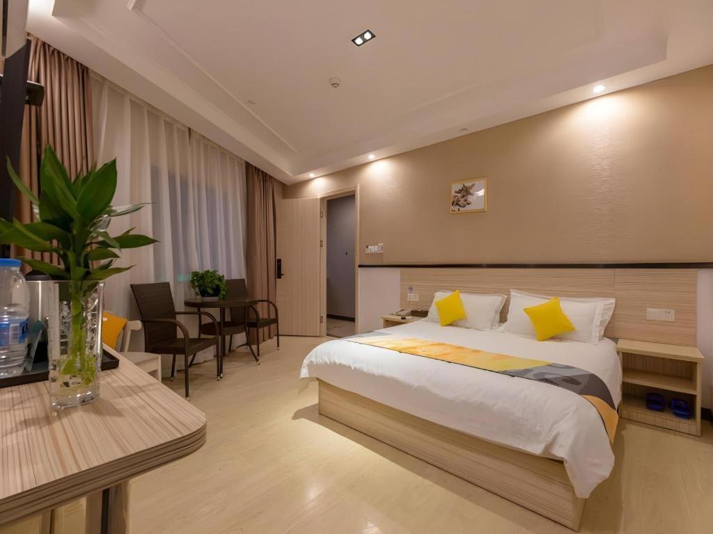 Hotel Shell Oriental Pearl Tower Century Avenue Metro Station