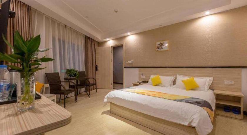 Hotel Shell Oriental Pearl Tower Century Avenue Metro Station 2*
